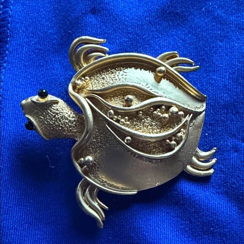 Vintage Gold Tone Turtle Brooch Pin Black Eyes